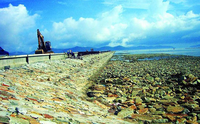 珠海市臨港工業(yè)區(qū)石化基地雞啼門西灘東大堤軟基處理工程